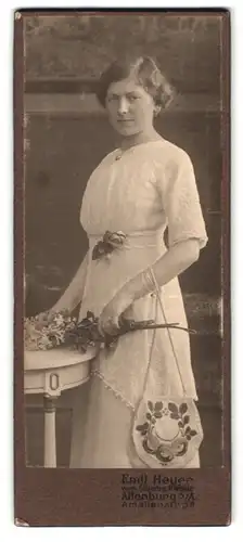 Fotografie Emil Heuer, Altenburg / S-A., Amalienstr. 58, Junge Frau im weissen Kleid mit Blumenstrauss und Handtasche
