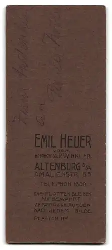 Fotografie Emil Heuer, Altenburg / S-A., Amalienstr. 58, Junge Frau im weissen Kleid mit Blumenstrauss und Handtasche