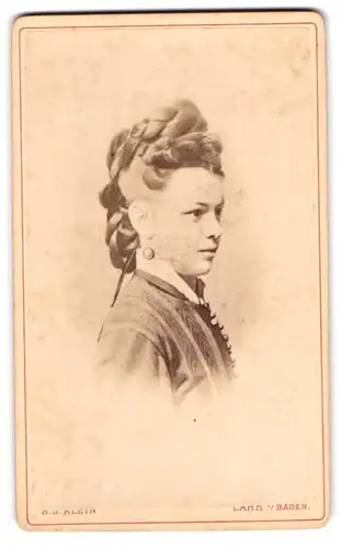 Fotografie H. O. Klein, Lahr / Baden, Kaiserstr., Frau im Kleid mit Zopf und Ohrringen