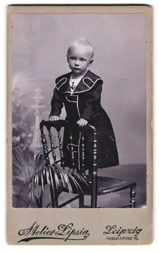 Fotografie Atelier Lipsia, Leipzig, Thomasring 15, Kleiner Junge in eleganter Kleidung stehend auf einem Stuhl