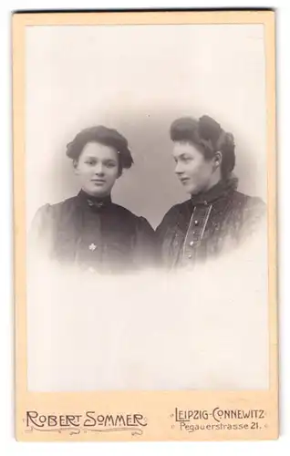 Fotografie Robert Sommer, Leipzig-Connewitz, Pegauerstr. 21, Schwestern in eleganter Kleidung