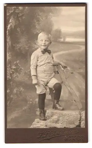 Fotografie J. P. Christensen, Maribo, Kleiner Junge in eleganter Kleidung mit einem Lächeln