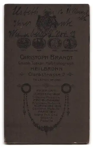 Fotografie Chr. Brandt, Heilbronn, Clarastr. 2, Kleines Mädchen im weissen Nachthemd in stehender Position