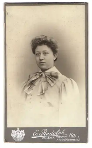 Fotografie E. Rudolph, Hof, Altstadt-Lorenzstr. 3, Frau im Kleid mit karierter Schleife