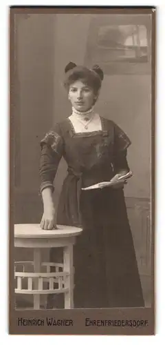 Fotografie Heinrich Wagner, Ehrenfriedersdorf, Chemnitzerstr., Frau im dunklen Kleid mit einer Zeitschrift