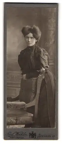 Fotografie Paul Winkler, Altenburg / S-A., Amalienstr. 5b, Frau im dunklen Kleid mit Föhnfrisur