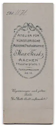 Fotografie Atelier Feist, Aachen, Theaterplatz 1, Frau im dunklen Kleid mit Föhnfrisur