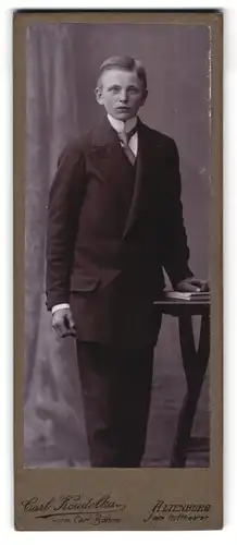 Fotografie Carl Koudelka, Altenburg, Junger Mann im dunklen Anzug mit Scheitel