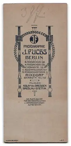 Fotografie J. Fuchs, Berlin, Friedrichstr. 108, Frau im dunklen Kleid mit Blumenstrauss