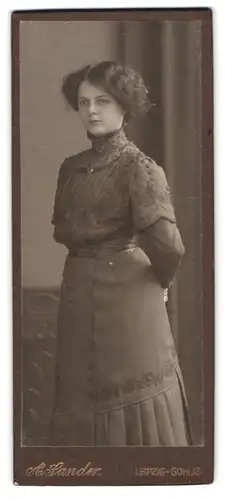 Fotografie A. Sander, Leipzig-Gohlis, Frau im dunklen Kleid mit in stehender Pose