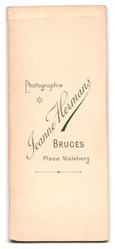 Fotografie Jeanne Hermans, Bruges, Place Maleberg, Knabe in eleganter Kleidung in Studiokulisse