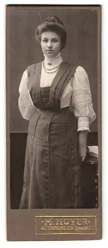 Fotografie M. Hoyer, Altenburg / S-A., Sporenstr. 2, Hübsche Frau in eleganter Kleidung mit Halskette