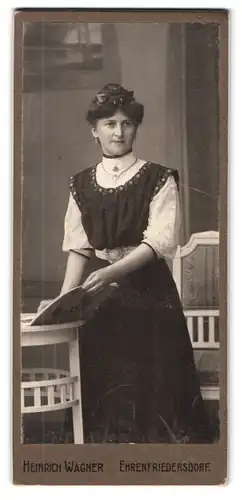 Fotografie Heinrich Wagner, Ehrenfriedersdorf, Chemnitzerstr., Portrait Dame im Kleid mit Hochsteckfrisur