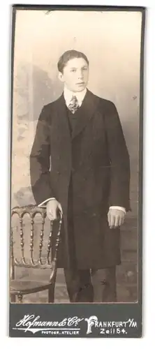 Fotografie Hofmann & Co., Frankfurt a. M., Zeil 54, Portrait junger Mann im Anzug mit Krawatte