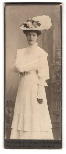 Fotografie Günther Müller, Frankfurt a. M., Wallstr. 8, Portrait junge Frau im weissen Kleid mit breitem Hut