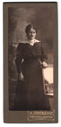 Fotografie A. Tanner, Nesselwang, Portrait Dame im Kleid mit Spitzenkragen vor einer Studiokulisse