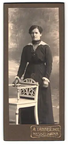 Fotografie A. Tanner, Nesselwang, Portrait Dame im schwarzen Kleid mit welligem Haar