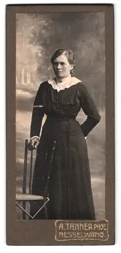 Fotografie A. Tanner, Nesselwang, Portrait Frau im schwarzen Kleid mit Spitzenkragen vor einer Studiokulisse