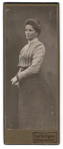 Fotografie Paul Kirchgeorg, Nürnberg, Portrait Frau in gestreifter Bluse mit Hochsteckfrisur