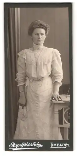 Fotografie Stapelfeld & Sohn, Limbach i. S., Dorotheenstr. 8, Portrait Dame im weissen Kleid mit Locken