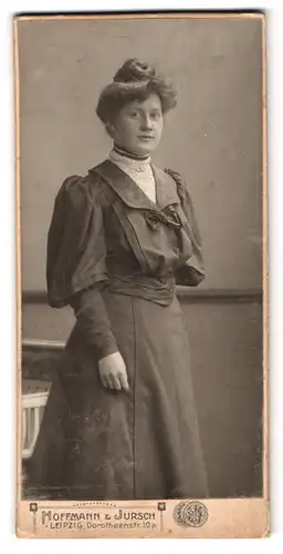 Fotografie Hoffmann & Jursch, Leipzig, Dorotheenstr. 10, Portrait Dame im Biedermeierkleid mit Locken