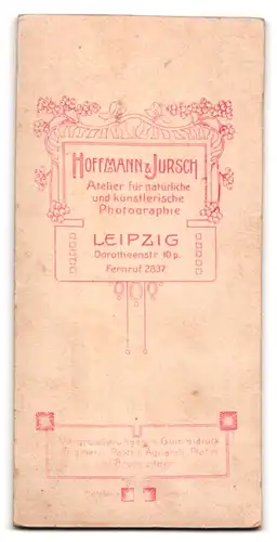 Fotografie Hoffmann & Jursch, Leipzig, Dorotheenstr. 10, Portrait Dame im Biedermeierkleid mit Locken