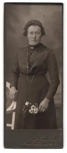 Fotografie E. F. Eckardt, Kaufbeuren, am Wiestor, Portrait Dame im dunklen Kleid mit Halskette