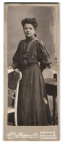 Fotografie Samson & Co., Krefeld, Hochstr. 62, Portrait junge Frau im Kleid mit Kette und Hochsteckfrisur