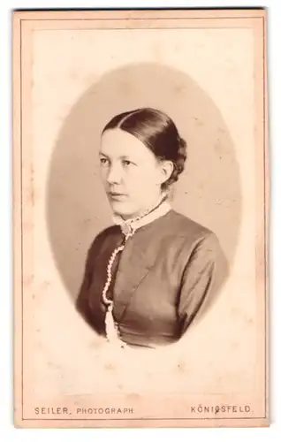 Fotografie Seiler, Königsfeld / Baden, Portrait junge Frau im Kleid mit Brosche