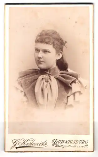 Fotografie G. Kutenitz, Ludwigsburg, Stuttgarterstr. 10, Portrait Dame im Kleid mit Locken