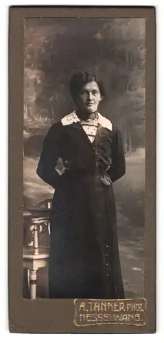 Fotografie A. Tanner, Nesselwang, Portrait Dame im dunklen Kleid vor einer Studiokulisse