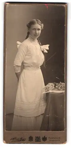 Fotografie Albert Meyer, Hannover, Georgstr. 24, Portrait Mädchen im weissen Kleid mit Zopf