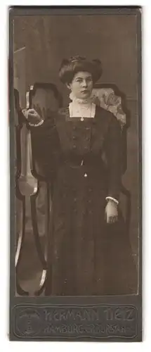 Fotografie Hermann Tietz, Hamburg, Gr. Burstah 12 /14, Portrait Dame im Biedermeierkleid vor einem Paravan