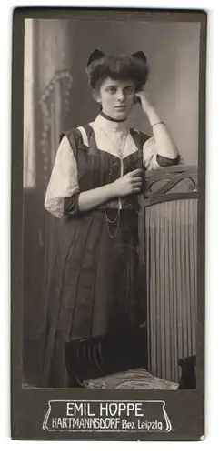Fotografie Emil Hoppe, Hartmannsdorf, Portrait junge Frau im Kleid steht gelangweilt im Atelier