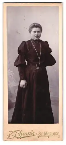 Fotografie P. Thomle, St. Merlöse, Portrait Dame im schwarzen Kleid mit Halskette und Puffärmeln