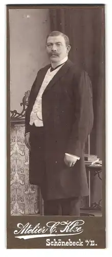 Fotografie C. Klee, Schönebeck a. E., Portrait korpulenter Herr im Anzug mit Kaiser Wilhelm Bart