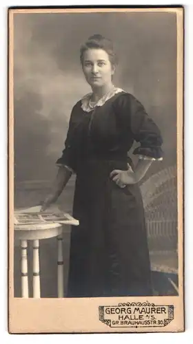 Fotografie Georg Maurer, Halle a. S., Gr. Brauhausst. 30, Portrait Frau im schwarzen seidenen Kleid mit Perlenkette