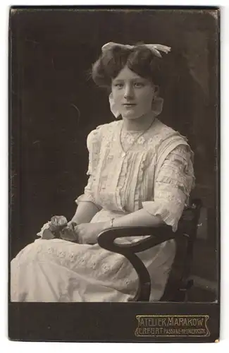 Fotografie Marakow, Erfurt, Passage Neuwerkstr. 45-46, Portrait junge Frau im weissen Kleid mit Haarschleife