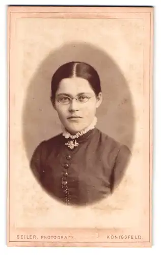 Fotografie Seiler, Königsfeld / Baden, Portrait junge Frau im Kleid mit Brille