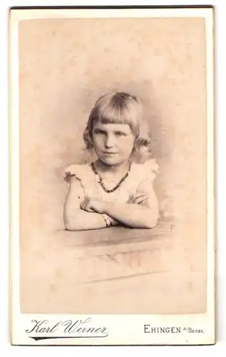 Fotografie Karl Werner, Ehingen a. Donau, Bahnhofstr., Portrait blondes Mädchen im weissen Kleid