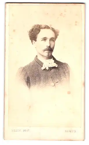 Fotografie Gilles, Namur, Rue de la Croix 4, Portrait Herr im Stoffanzug mit Victor Emanuel Bart