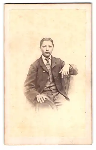 Fotografie Jules Hallez, Dinant, Portrait Junge im Anzug mit Krawatte