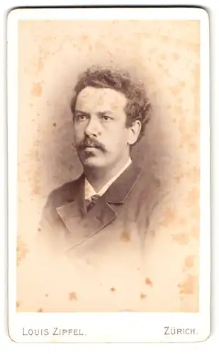 Fotografie Louis Zipfel, Zürich, Portrait Herr im Anzug mit Locken und fransigem Moustache