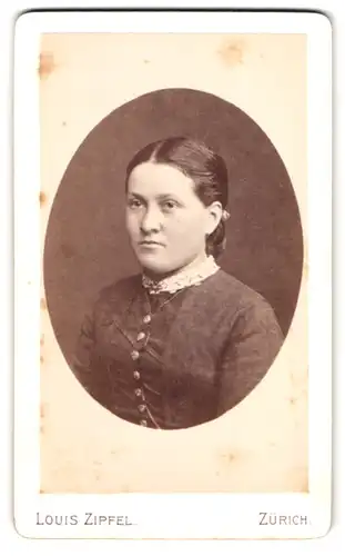 Fotografie Louis Zipfel, Zürich, Portrait junge Frau im Biedermeierkleid mit zurückgebundenen Haaren