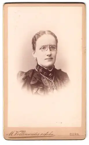 Fotografie M. Vollenweider & Sohn, Bern, Postgasse 68, Portrait Dame mit Zwicker Brille im Kleid