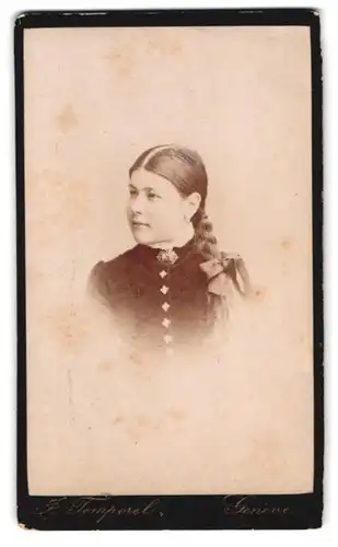 Fotografie J. Temorel, Geneve, Portrait junge Frau im Kleid mit langem Zopf