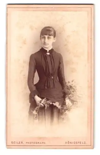 Fotografie Seiler, Königsfeld / Baden, Portrait junge Dame im taillierten Kleid mit Pony