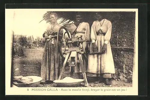 AK Mission Galla, Avec le moulin frenji, broyer le grain est un jeu!, Menschen beim Zermahlen