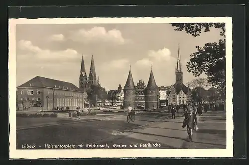 AK Lübeck, Holstentorplatz mit Reichsbank, Marien- und Petrikirche