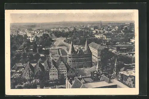 AK Lübeck, Platz mit Holstentor vom Petrikirchturm